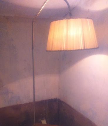 LAMPADAIRE LISEUSE PORTE REVUE