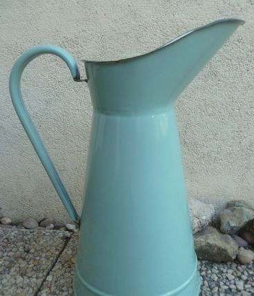 Broc à eau ancien en métal émaillé , vintage
