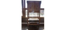 Meuble ancien en bois avec instruments de musique 