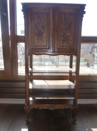 Meuble ancien en bois avec instruments de musique 