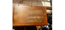 Meuble ancien en bois avec instruments de musique 