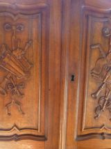 Meuble ancien en bois avec instruments de musique 
