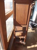 Meuble ancien en bois avec instruments de musique 