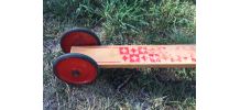 Ancienne trottinette en bois à 3 roues en métal rouge