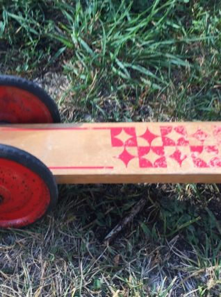 Ancienne trottinette en bois à 3 roues en métal rouge