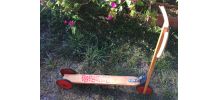 Ancienne trottinette en bois à 3 roues en métal rouge