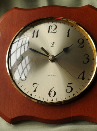 Horloge murale JAZ sur support bois chanfreiné