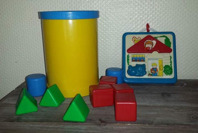 Jouet d encastrement et tableau d activité