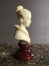 buste femme pierre blanche