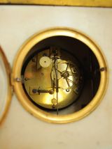 Pendule en marbre blanc, petit ange jouant de la musique