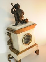 Pendule en marbre blanc, petit ange jouant de la musique