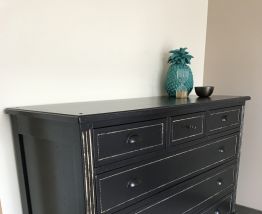 Commode noire à tiroirs