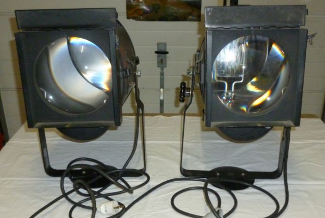 2 Projecteurs anciens de théâtre