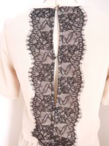 Robe rose beige dos nu en dentelle noire