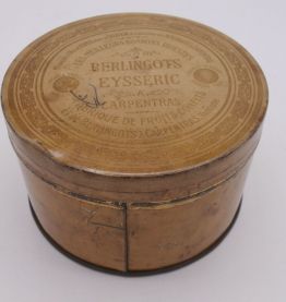 Trio d'anciennes boîtes jaunes