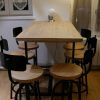Table haute en bois massif et 6 tabourets de bars