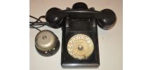 Ancien téléphone en bakélite noir mat