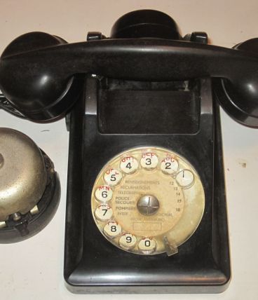 Ancien téléphone en bakélite noir mat
