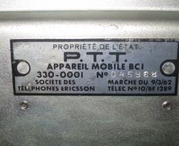 Ancien téléphone en bakélite noir mat
