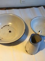 Lot de 2 bassines + broc en tôle émaillée