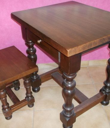 Table  avec tabouret en bois massif