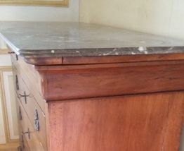 Commode Louis Philippe 5 tirroirs avec plateau en marbre