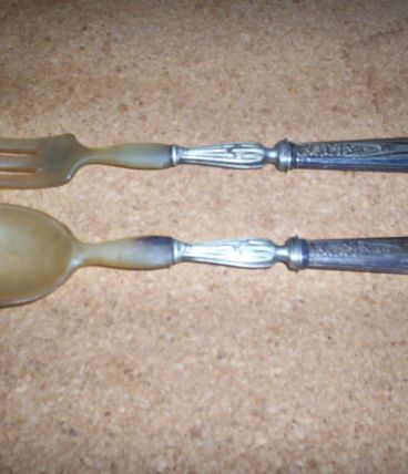 ANCIEN SERVICE A SALADE CORNE VACHETTE et métal argenté relief 