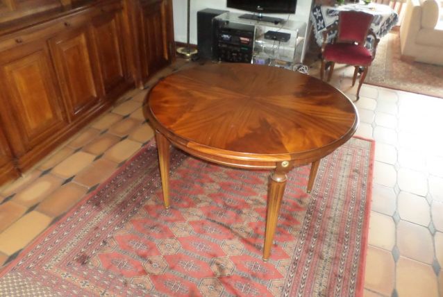 Table ronde en noyer