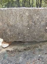 Très Ancien Sarcophage taillé Dans la Pierre