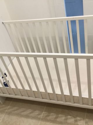 Lit bébé bois blanc 