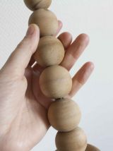 suspension longue avec perles en bois