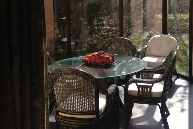 salon en rotin complet avec table basse