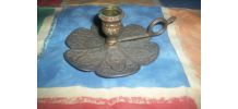 ANCIEN BOUGEOIR DE NUIT A MAIN FEUILLES ET FLEURS EN RELIEF
