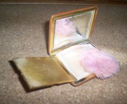 ancien etui cuir et métal doré poudrier de femme 