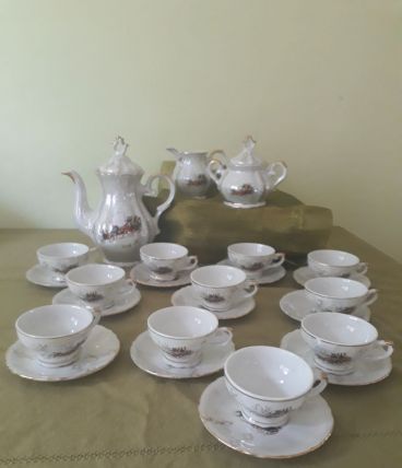 Service café,  nacré et or, véritable porcelaine Italie (motif calèche)