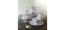 Service café,  nacré et or, véritable porcelaine Italie (motif calèche)