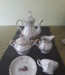 Service café,  nacré et or, véritable porcelaine Italie (motif calèche)