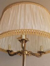 LAMPADAIRE TRIPODE LAITON STYLE LOUIS XV