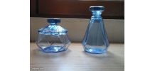 Flacons en verre bleus vintage