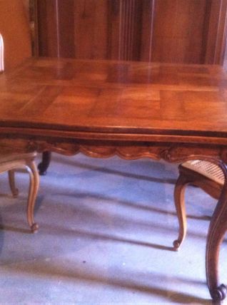 Table louis XV en chêne finement sculptée  