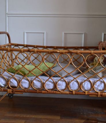 Très joli lit d'enfant en rotin - vintage 