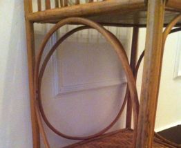 Adorable petite table vintage en osier