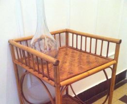 Adorable petite table vintage en osier