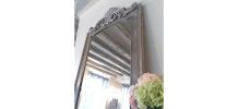 Miroir en bois avec moulures