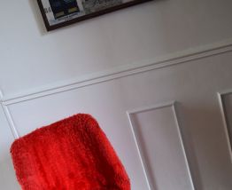 Chaise "moumoute" rouge cocktail 