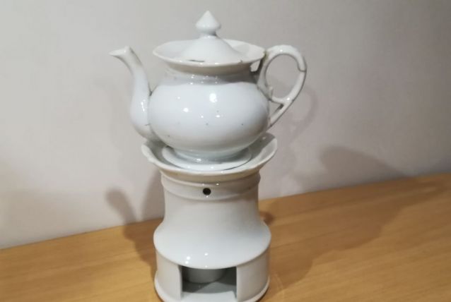 Veilleuse - tisanière  en porcelaine blanche 