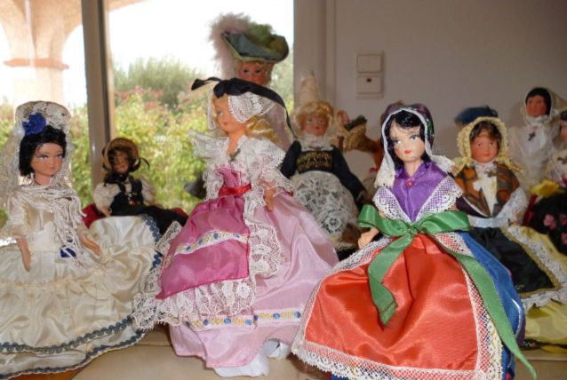 Collection de poupees folkloriques