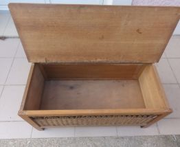 Adorable petit coffre/banc en rotin