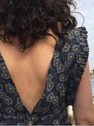 Léonie - Robe à volants boutonnée et décolletée dans le dos