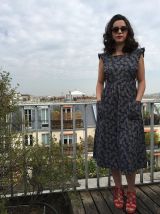 Léonie - Robe à volants boutonnée et décolletée dans le dos